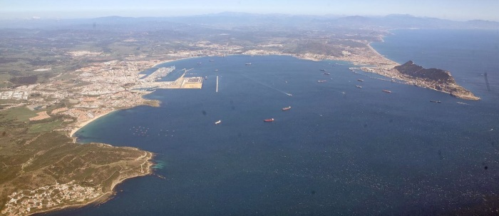 Vista aérea de la Bahía de Algeciras con el Peñón de Gibraltar en la parte derecha.